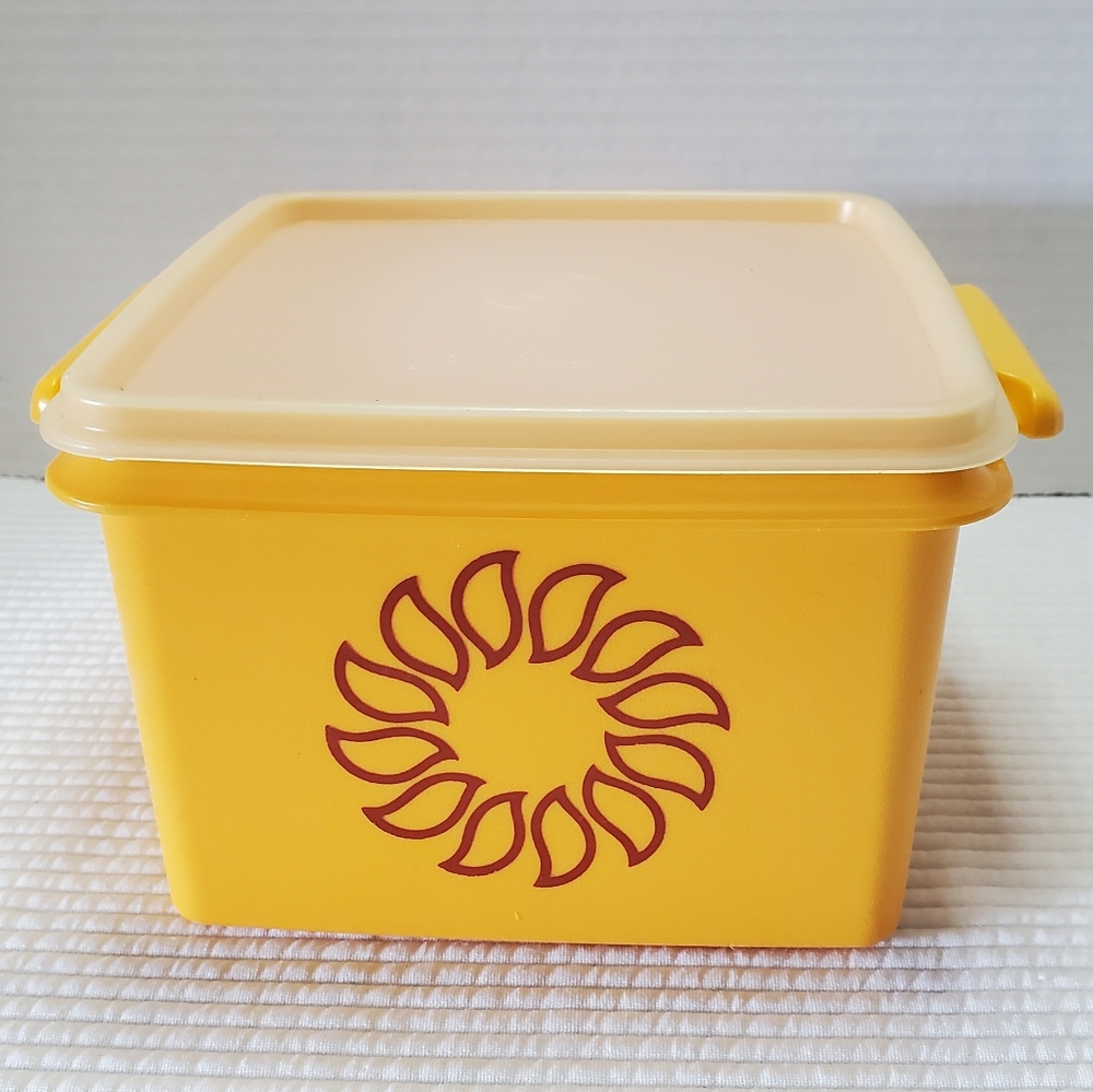 Tupperware Square Away Lunch Container 72oz Yellow 6x6x4 Gold Harvest Sun Picnic
